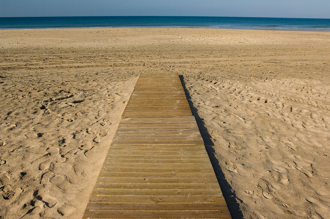 Leerer Holzsteg am Strand; Zahara De Los Atunes, Costa De La Luz, Spanien