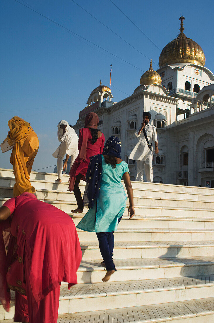 Sikhs im Gurudwara Bangla Sahib, einer Kultstätte in Delhi. Gurudwara Bangla Sahib ist der bedeutendste Sikh-Gurdwara in Delhi. Der Tempel hat eine schöne goldene Kuppel und ein heiliges Wasserbecken, das als Saroyar bekannt ist. Der heilige Schrein wurde erbaut