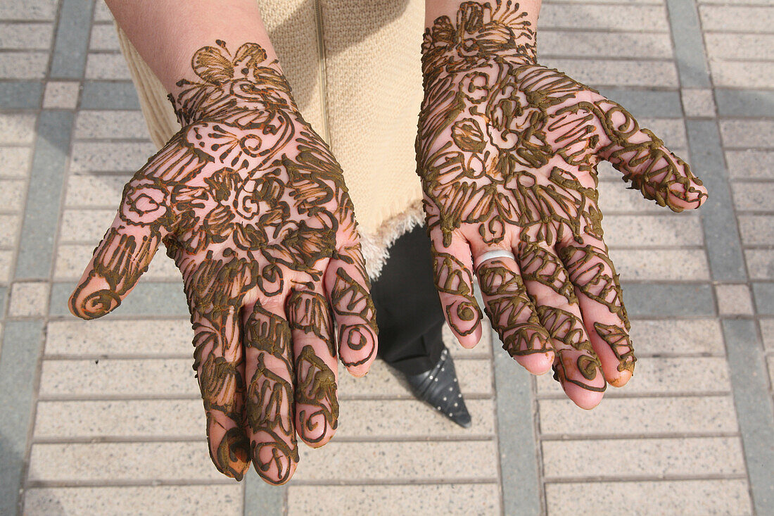 Mehndi-Henna-Tätowierungen auf den Handflächen; Marrakesch, Marokko