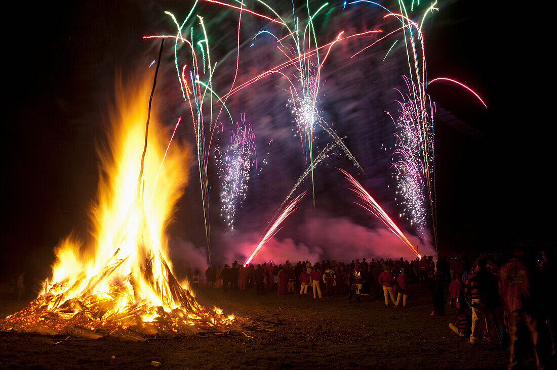 Feuerwerk und Lagerfeuer am Guy-Fawkes-Tag; Battle, East Sussex, England