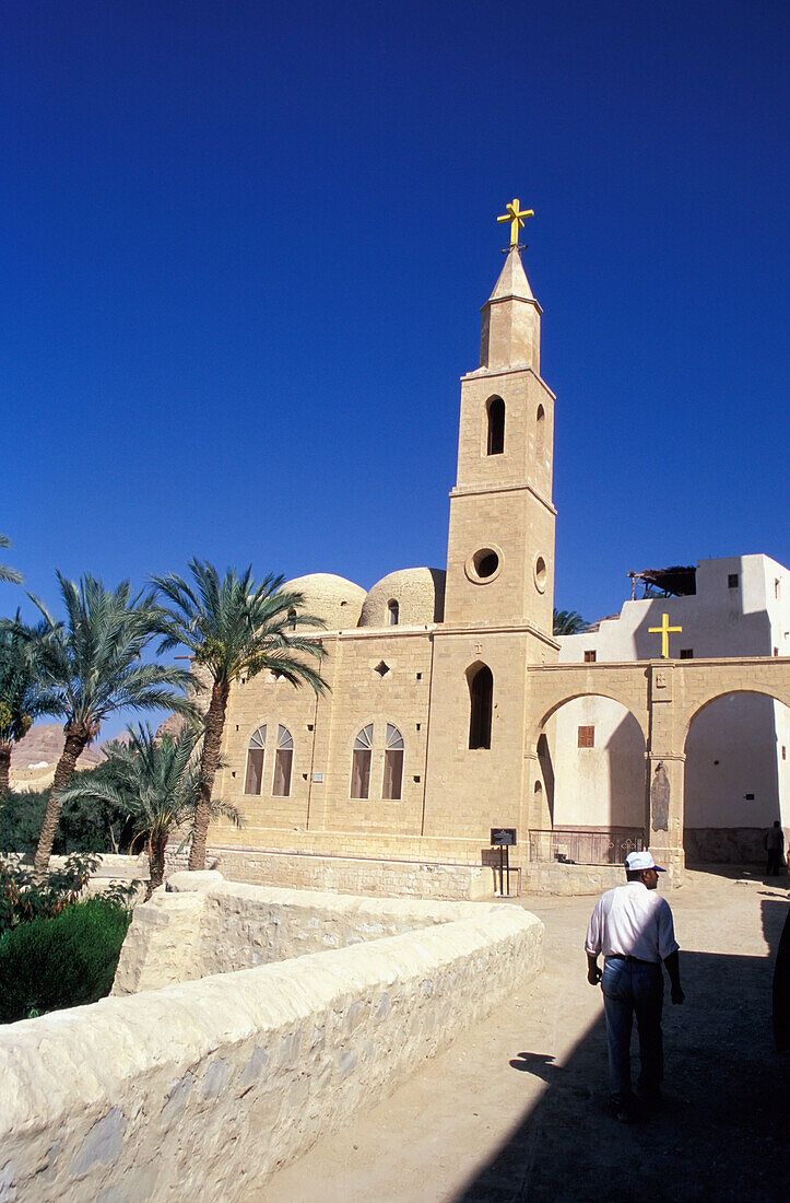 St. Anthony's Monastery und einsamer Mann beim Wandern, Rotes Meer, Ägypten; Rotes Meer, Ägypten