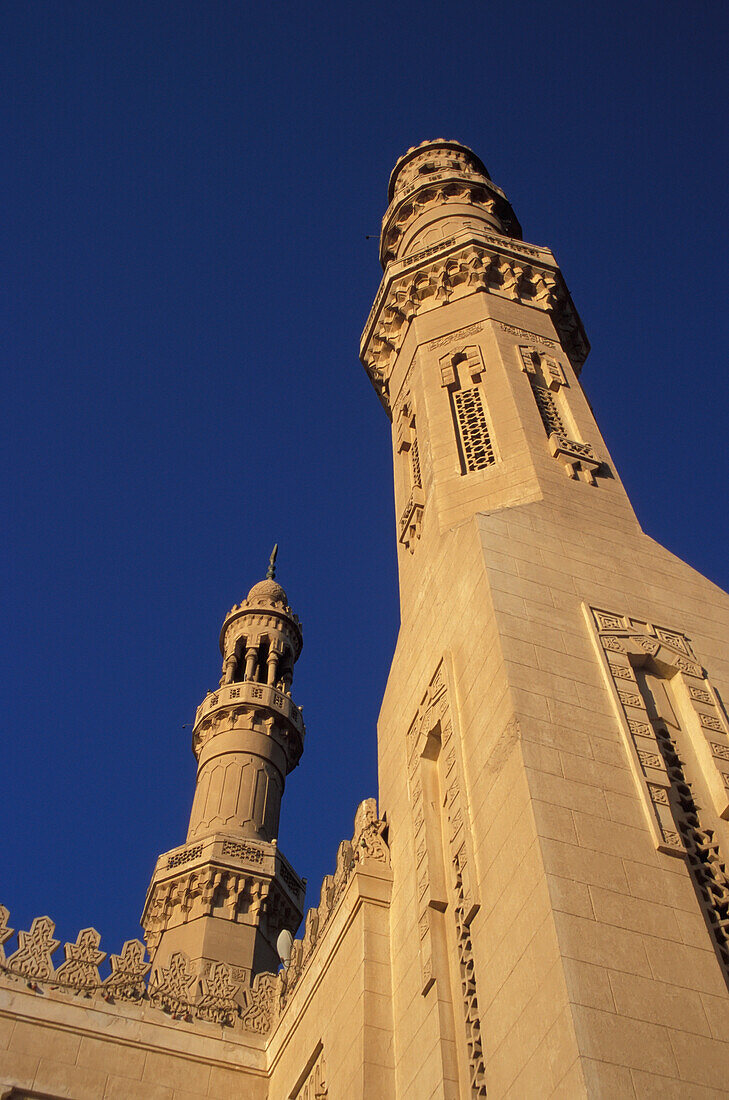 Niedriger Blickwinkel auf das Minarett, Hauptmoschee, Ed-Dahar, Hurghada, Ägypten; Ed-Dahar, Hurghada, Ägypten