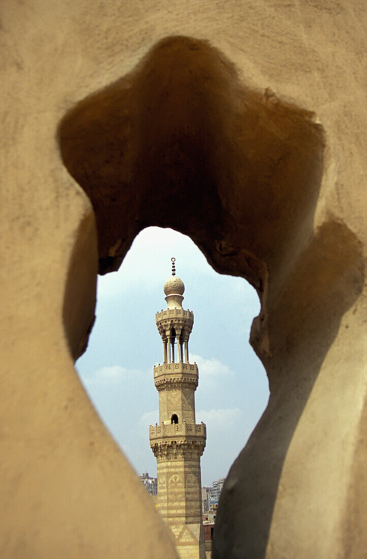 Nahe gelegenes Minarett vom Dach der Ibn Tulun Moschee aus gesehen, Kairo, Ägypten; Kairo, Ägypten