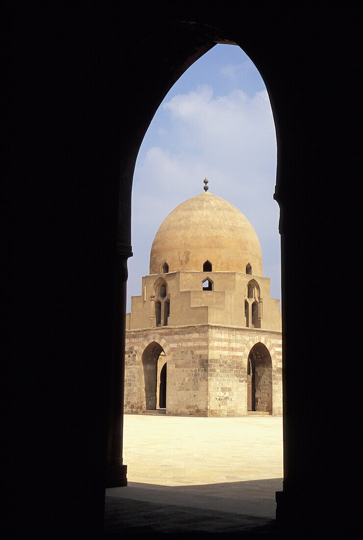 Blick auf den Waschraum und den Innenhof der Ibn Tulun Moschee durch einen Bogen, Kairo, Ägypten; Kairo, Ägypten