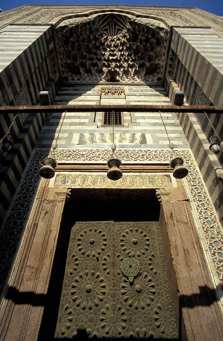 Niedriger Blickwinkel auf die detaillierte Tür zur Sultan Al-Muayyid Moschee, Kairo, Ägypten; Kairo, Ägypten