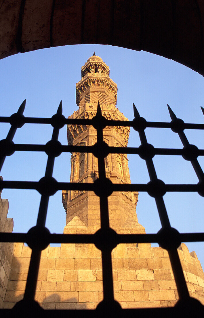 Niedriger Blickwinkel durch ein Tor der Minarette oberhalb des Bab Zuwayla, Zentral-Kairo, Kairo, Ägypten; Zentral-Kairo, Kairo, Ägypten