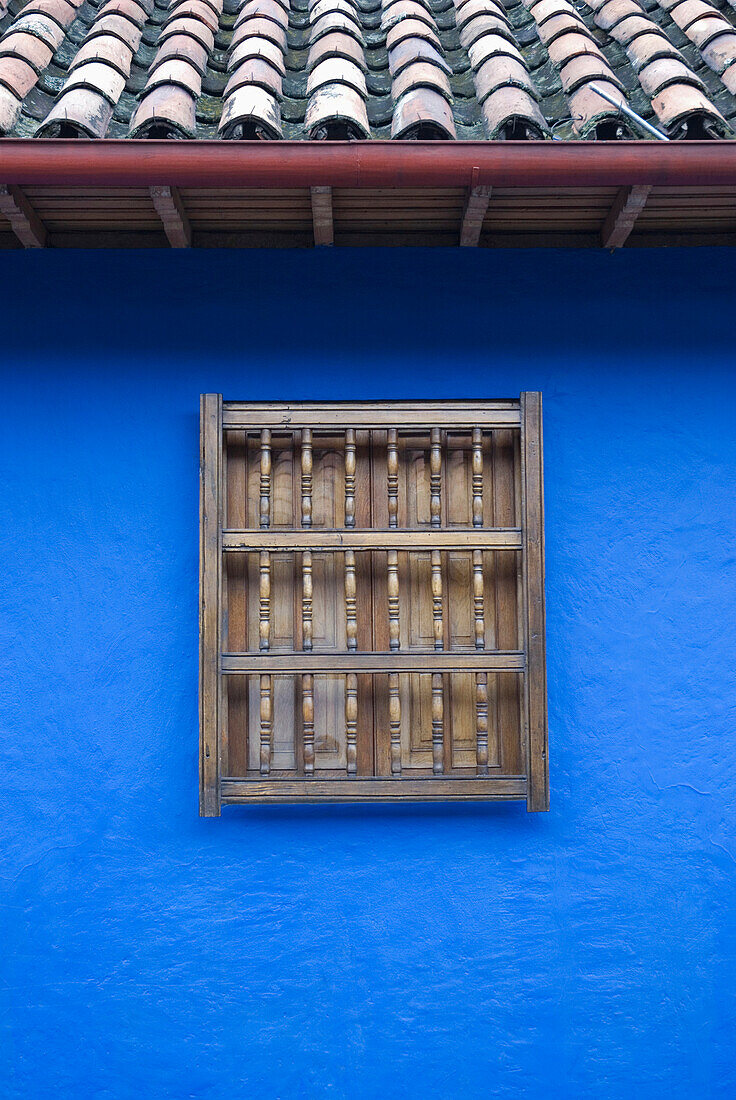Hellblaues Haus mit Fenster in La Candelaria, Bogota, Kolumbien, La Candelaria, Bogota, Kolumbien.