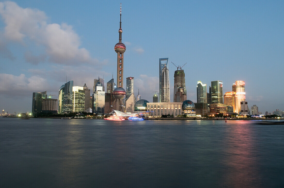 Huangpu Fluss und Pudong Skyline in der Abenddämmerung