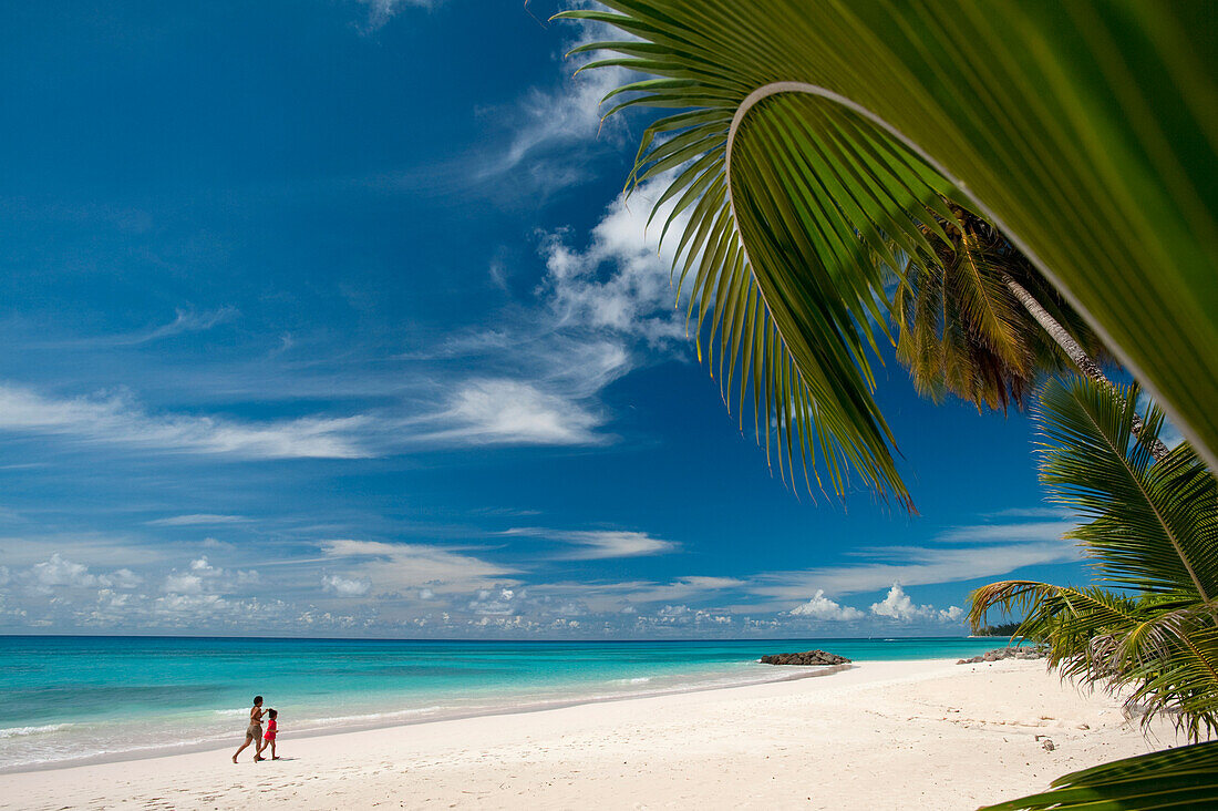 Mutter und Kind beim Joggen am Strand bei Oistins, Barbados.