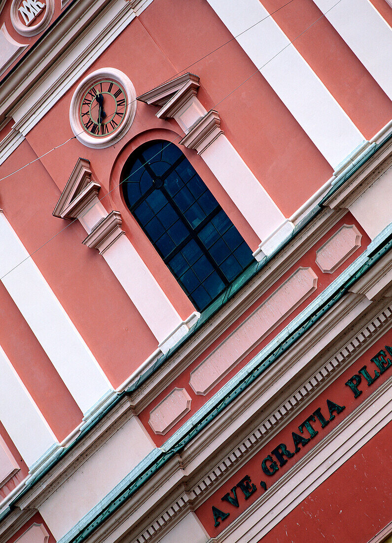 Gebäude mit einer rot-weißen Fassade und einer Uhr