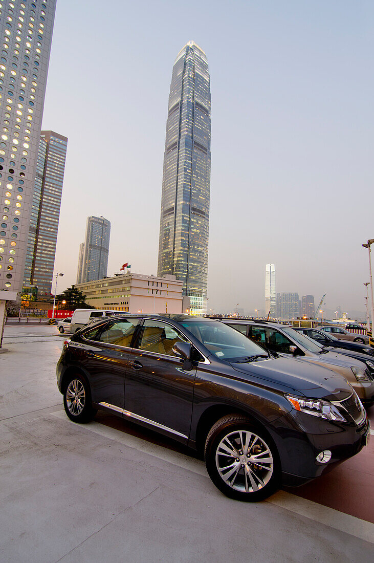 Ifc-Turm in der Abenddämmerung im Zentrum, Hongkong, China