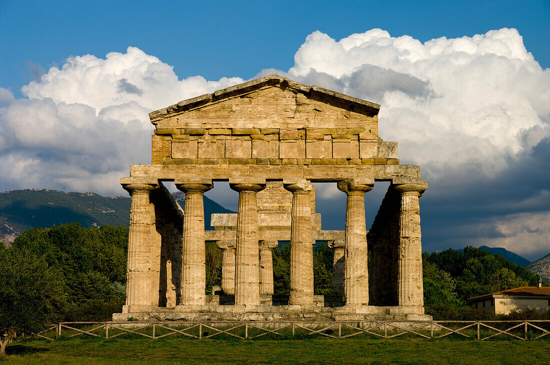 Tempel der Athene in Paestum, Kampanien, Tyrrhenische Küste, Italien