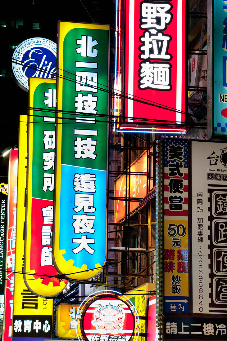 Nahaufnahme eines Straßenschildes bei Nacht in Taipeh, Taiwan, Asien