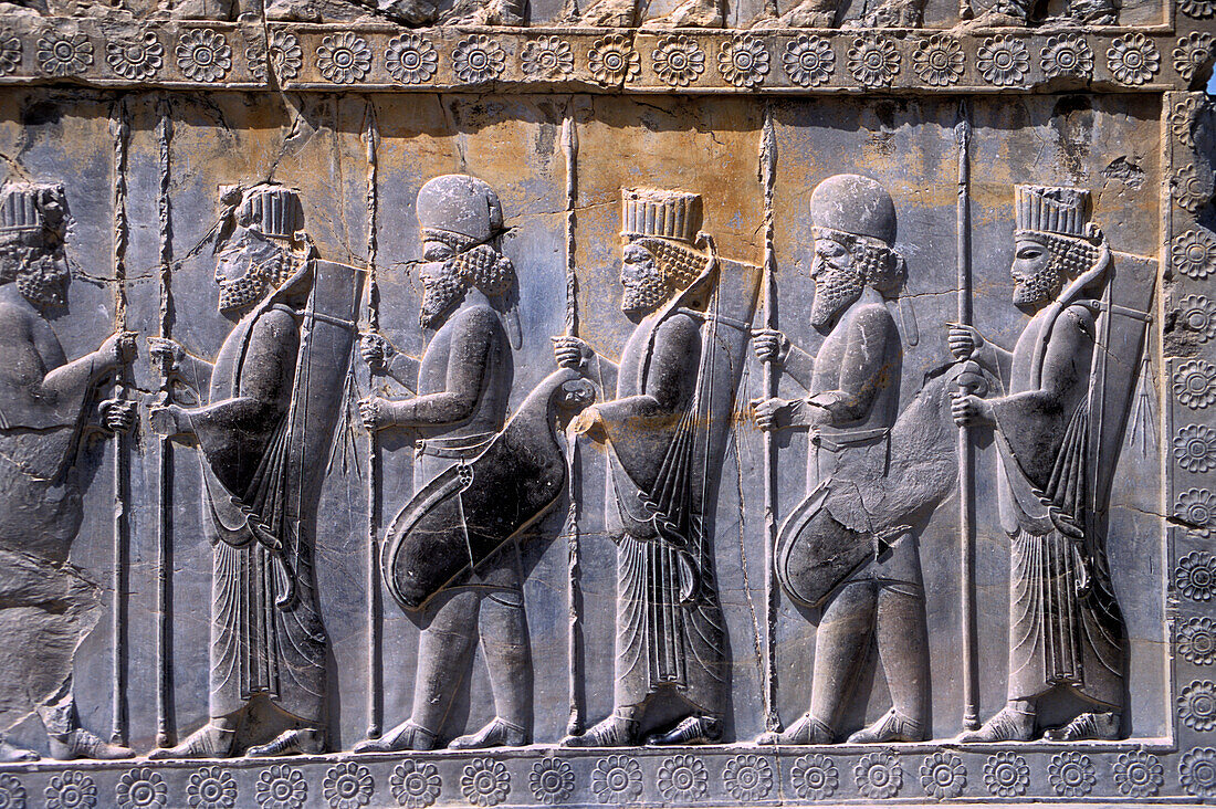 Nahaufnahme von Schnitzereien an einer monumentalen Tür, Persepolis, Iran; Persepolis, Iran