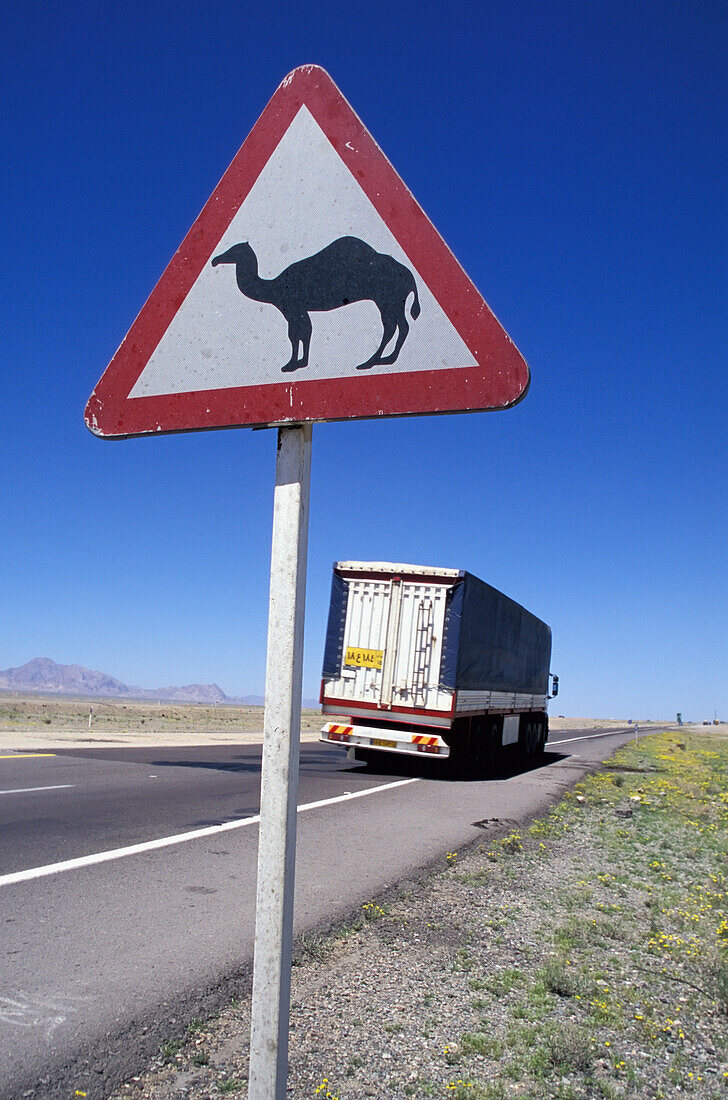 Kamel-Straßenschild und Lastwagen, in der Nähe von Isfahan, Iran; Iran