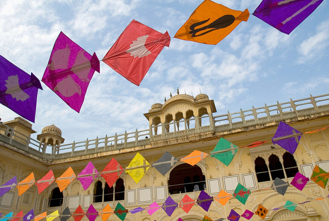 Bunte Drachen-Kunstinstallation während des früheren Jaipur Heritage Festival, Ramchandraji-Tempel; Jaipur, Rajasthan, Indien