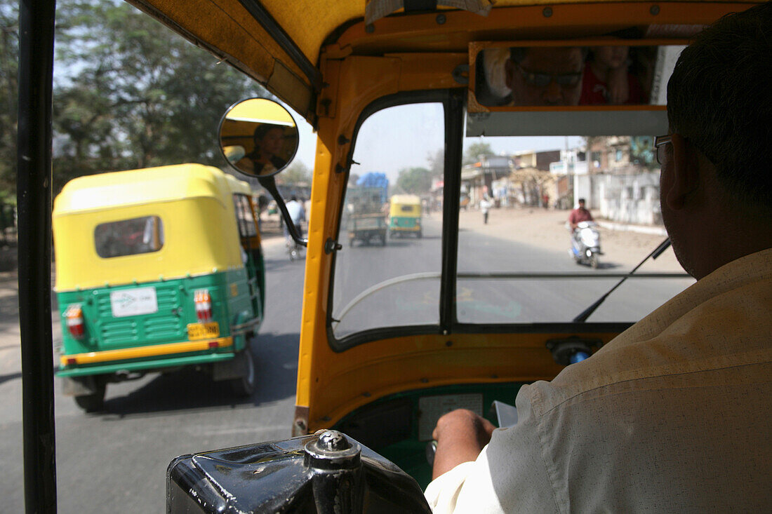 Blick aus einer Auto-Rikscha in Ahmedabad, Bundesstaat Gujurat, Indien, Ahmedabad, Bundesstaat Gujurat, Indien.