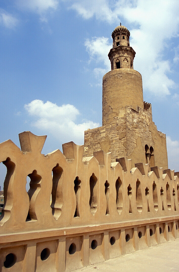 Niedriger Winkel des Minaretts der Ibn Tulun Moschee und der Mauer, Kairo, Ägypten; Kairo, Ägypten