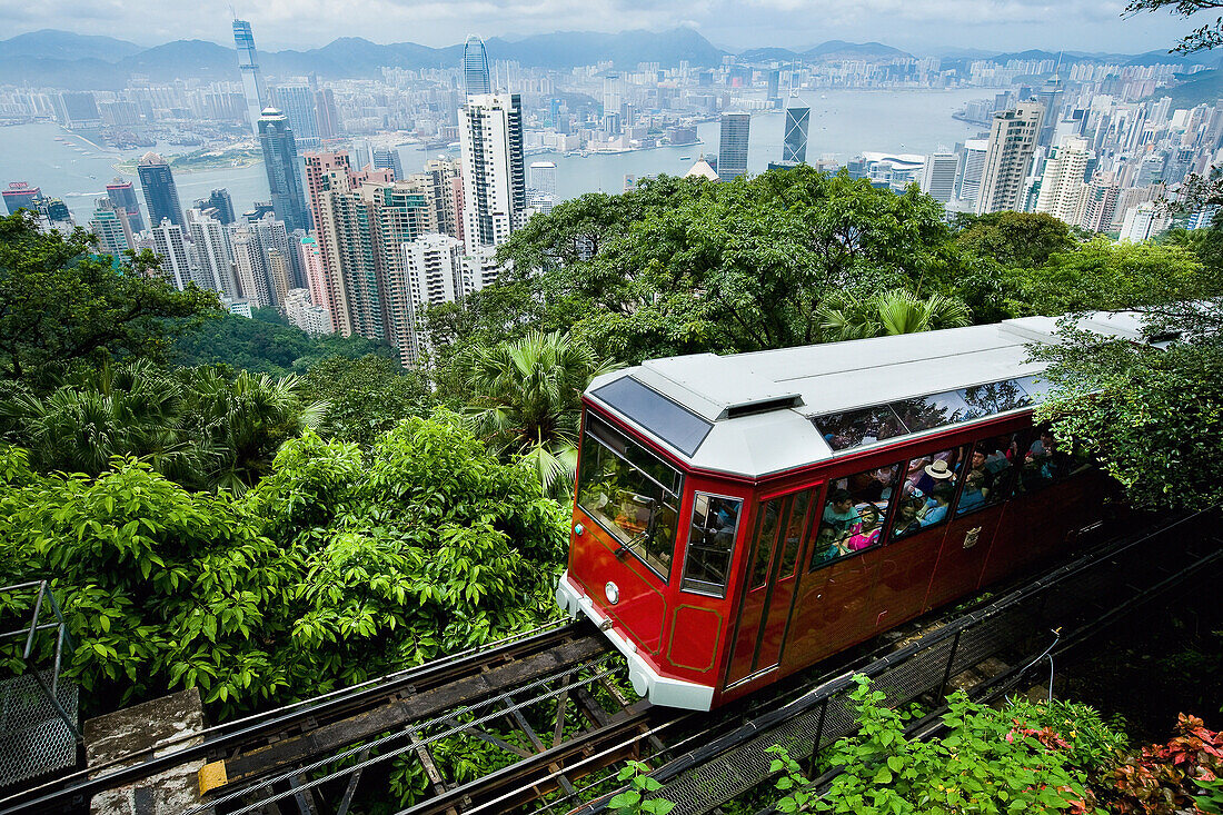 Blick auf die Straßenbahn, die an der Spitze des Victoria Peak ankommt; Victoria Peak, Hongkong Island, China