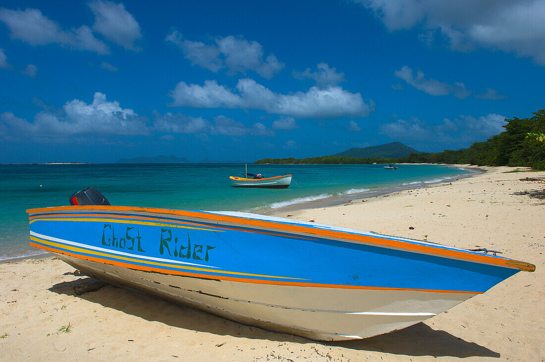 Ein gestrandetes Boot am Paradiesstrand der Carriacou-Inseln; Grenada, Karibik