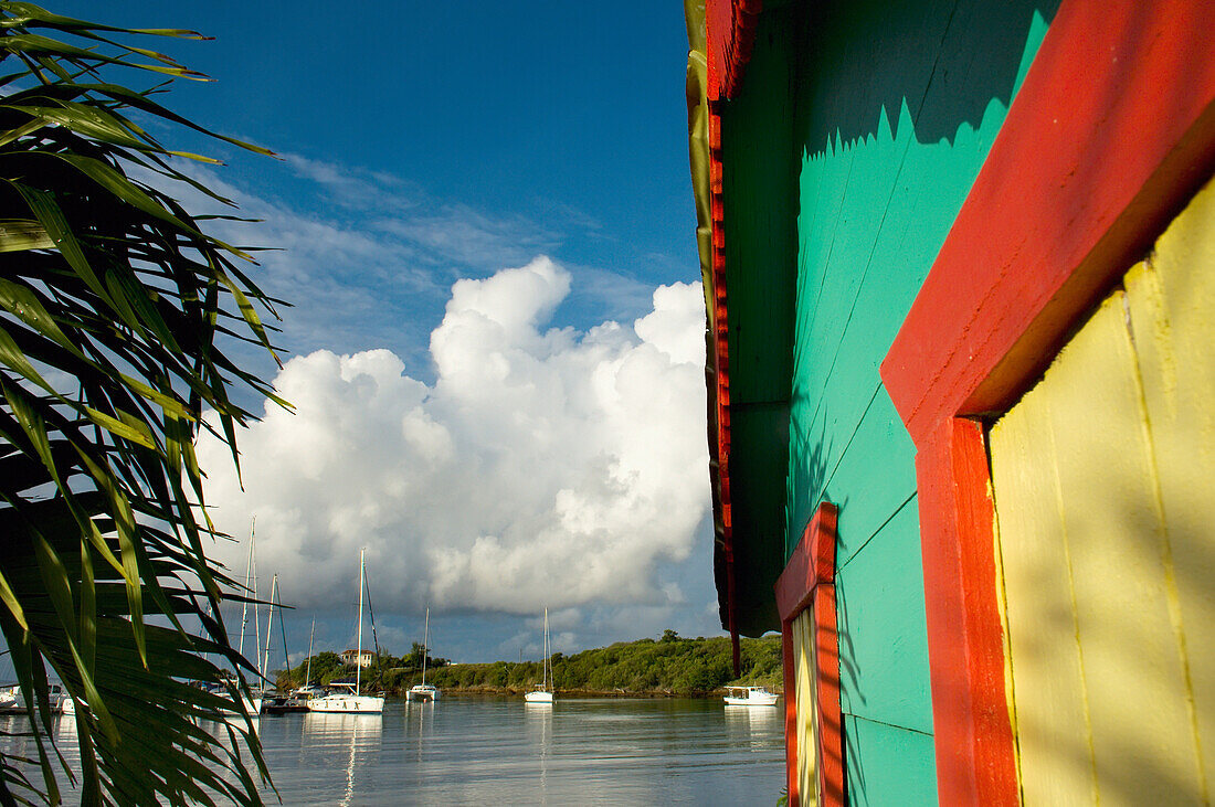 Buntes Gebäude, Palme und Boote am True Blue Bay Resort; Grenada, Karibik