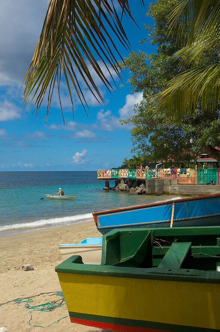 Fischerboote in der Grand Mal Bucht und Restaurant mit Sonnenuntergangsblick; Grenada, Karibik