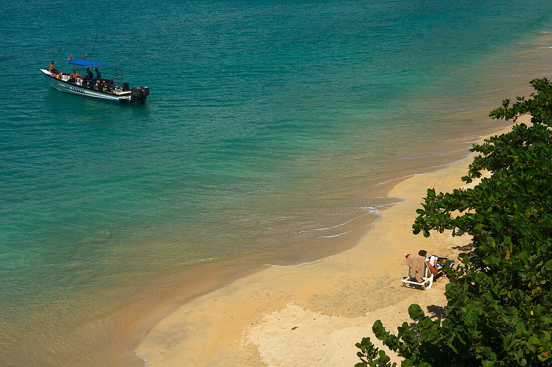 High Angle View von Tauchern in einem Boot am Grand Anse Beach; Grenada, Karibik