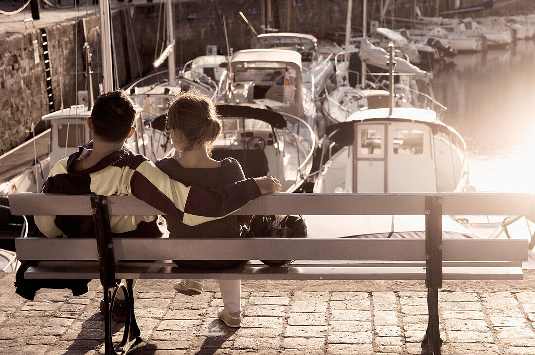 Rückansicht eines Paares beim Entspannen am Hafen von Saint Martin De Re; Poitou-Charentes, Frankreich