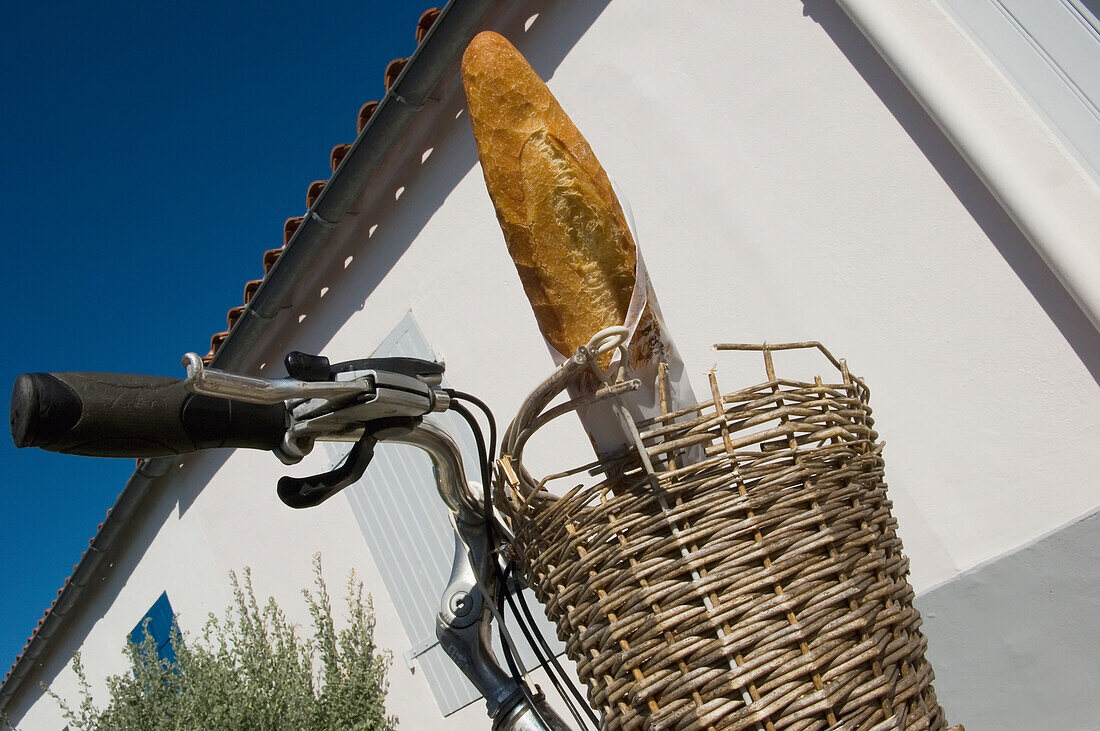 Tiefblick auf ein Fahrrad mit einem Baguette im Korb; Lle D'aix, Poitou-Charente, Frankreich