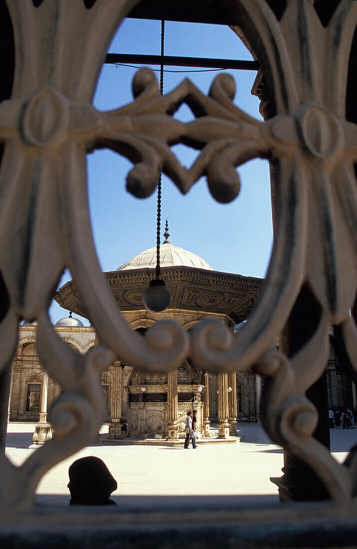 Blick durch ein Tor auf einen Brunnen im Hof der Muhammad Ali Moschee, Zitadelle, Kairo, Ägypten; Die Zitadelle, Kairo, Ägypten