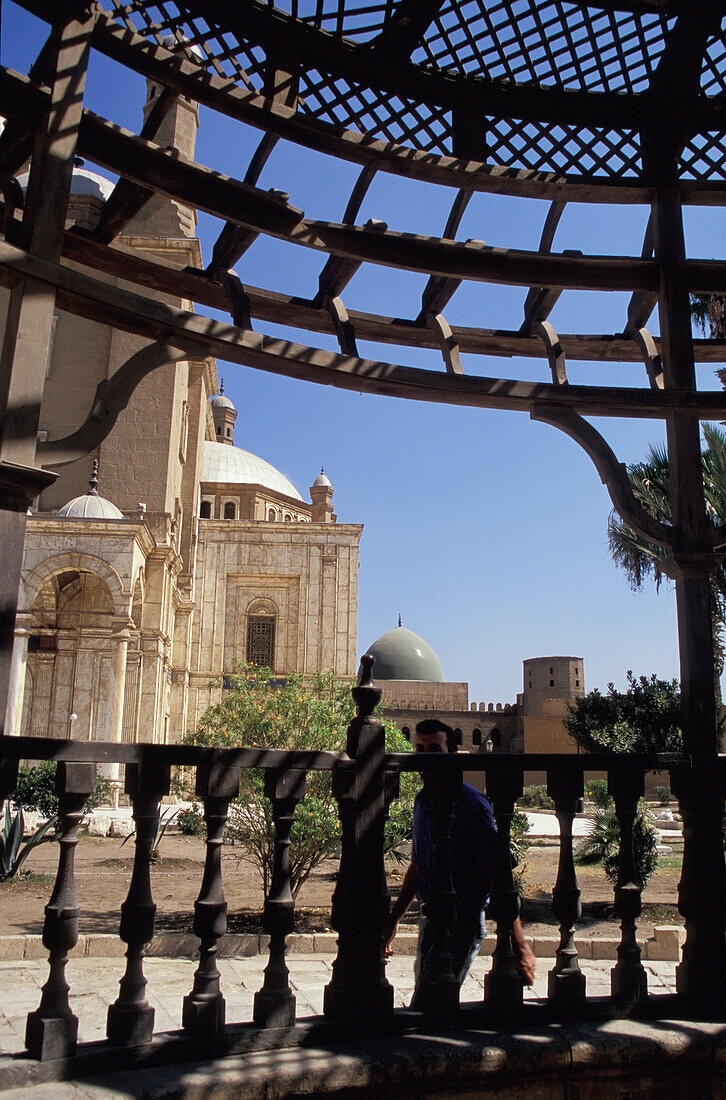 Niedriger Blickwinkel auf die Seite der Muhammad Ali Moschee unter einem Vordach, Die Zitadelle, Kairo, Ägypten; Kairo, Ägypten