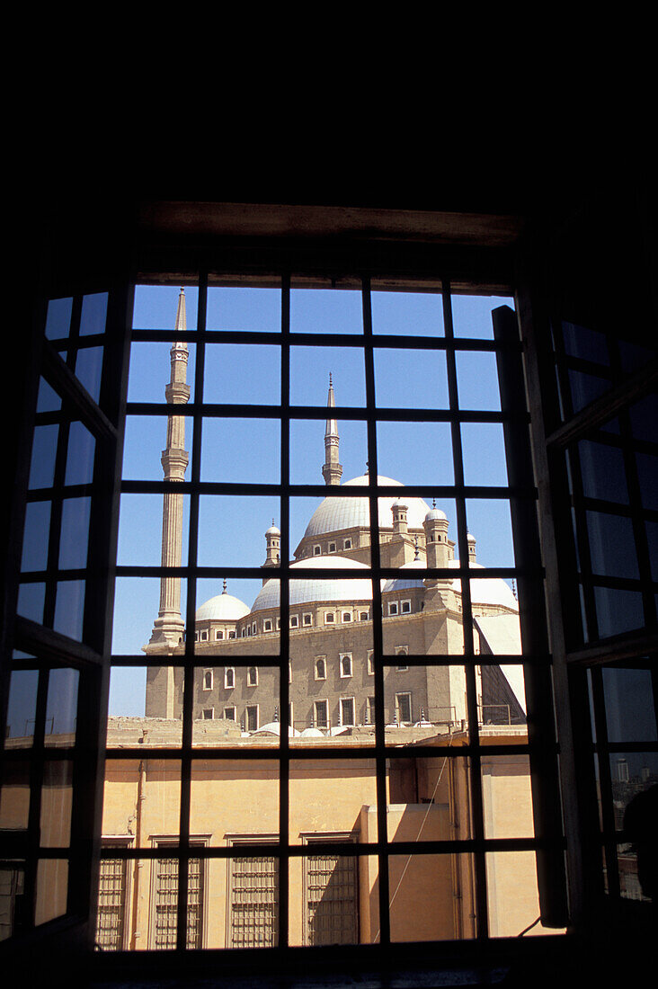 Muhammad Ali Moschee durch ein Fenster, Die Zitadelle, Kairo, Ägypten; Kairo, Ägypten
