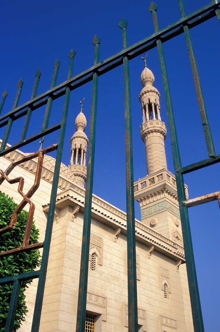 Blick durch ein Tor auf zwei Minarette der Badr Moschee, Port Tewfik, Suezkanal, Ägypten; Port Tewfik, Suezkanal, Ägypten