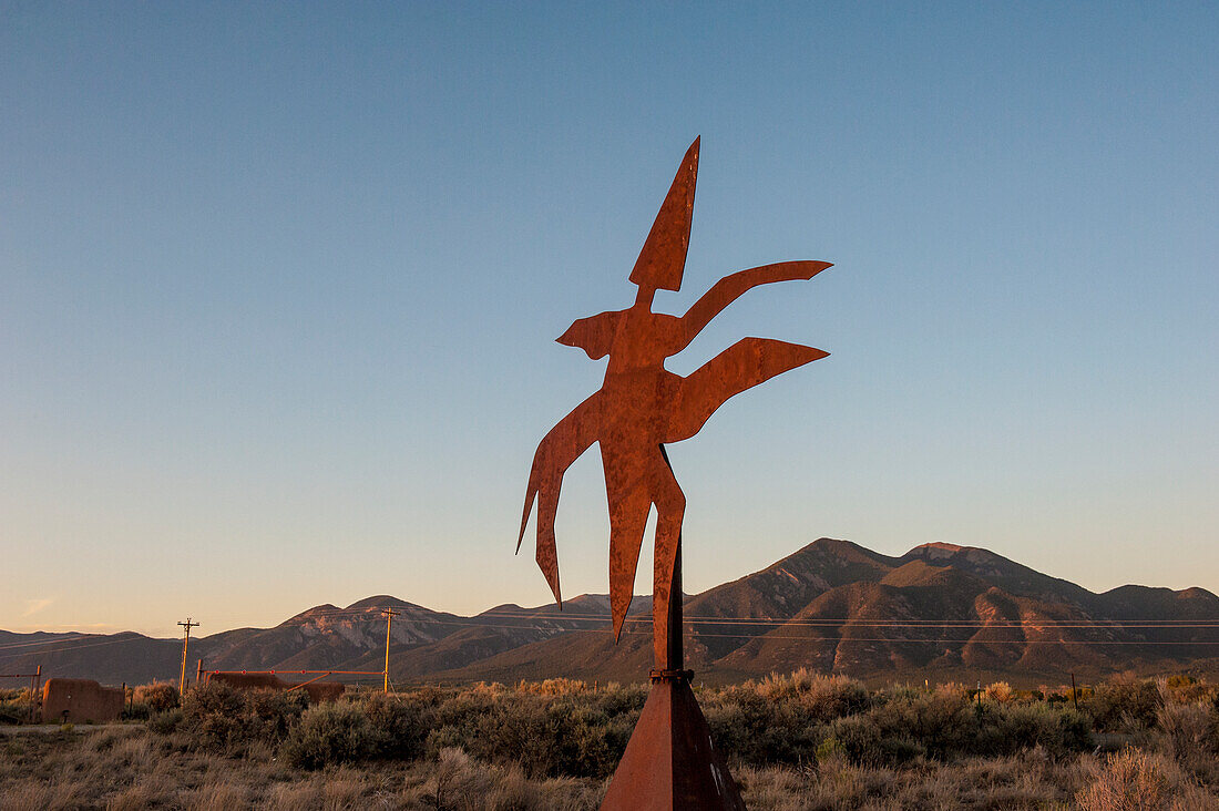 Bronzeskulptur außerhalb des Millicent Rogers Museums in Taos, New Mexico, USA