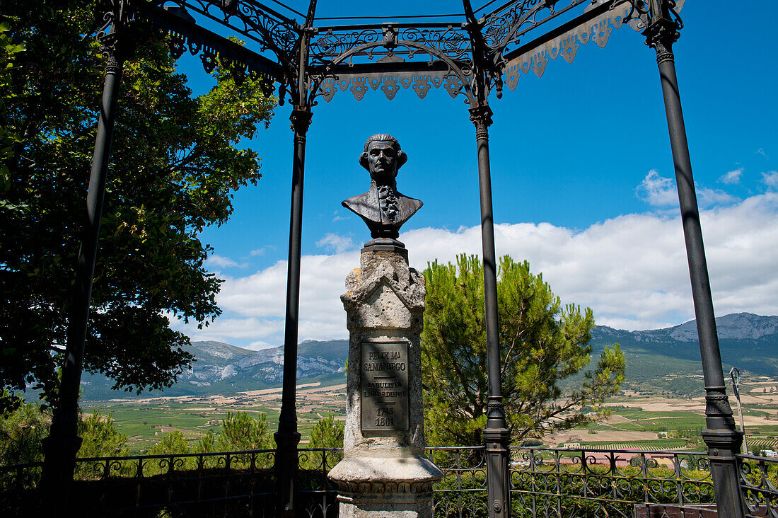 Büste des Fabulisten Felix Maria De Samaniego in Laguardia, Baskenland, Spanien