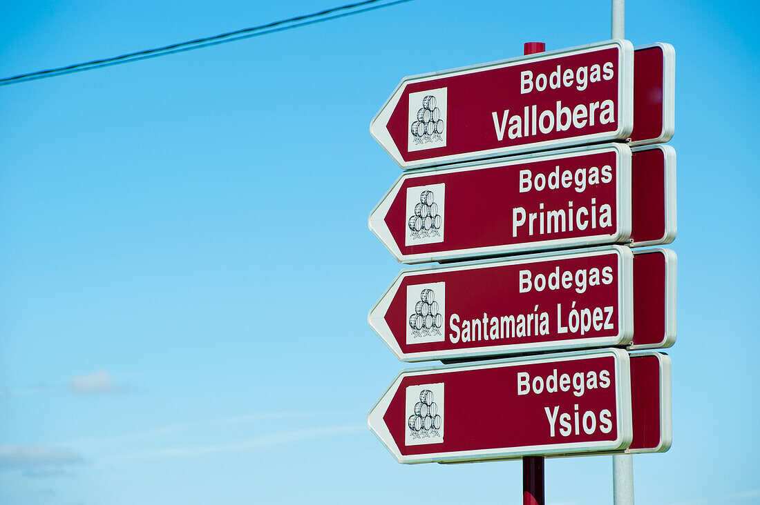 Hinweisschild auf die nächstgelegenen Weinkellereien, La Rioja Alavesa, Baskenland, Spanien