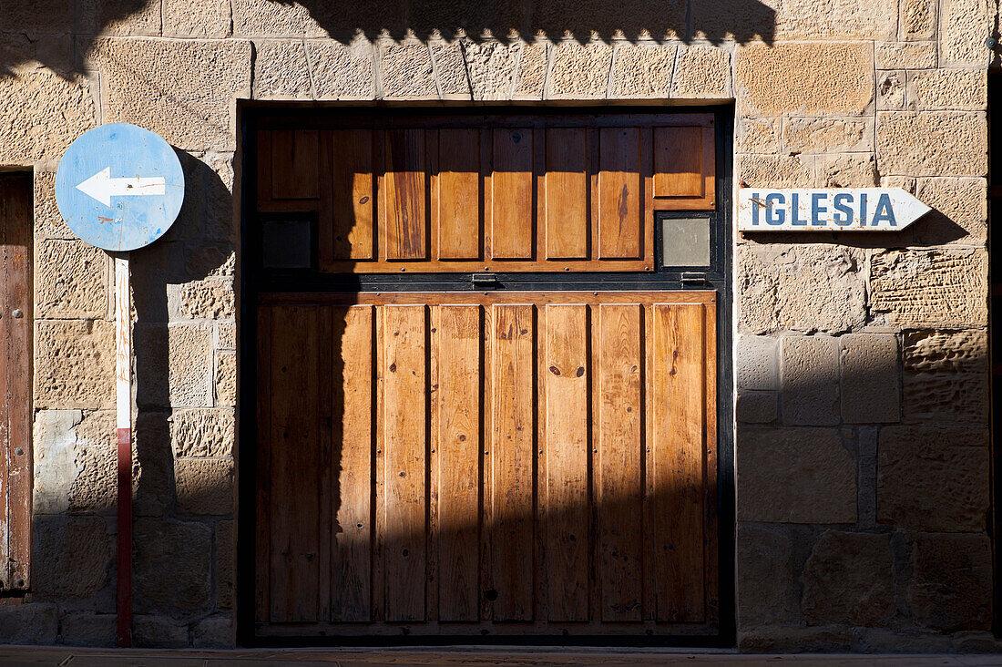 Schild zur San Andres Kirche, Elciego, Baskenland, Spanien
