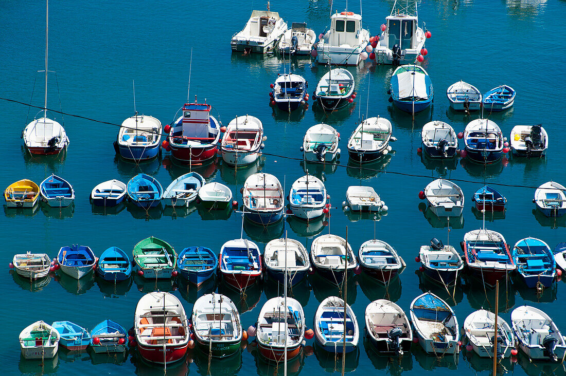 Boote im Hafen von Mutriku, Mutriku, Baskenland, Spanien