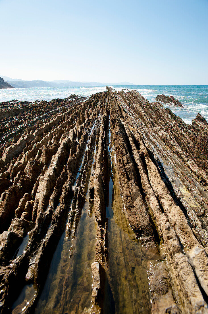 Als Flysch bekannte Sedimentgesteine am Strand von Itzurun, Zumaia, Baskenland, Spanien