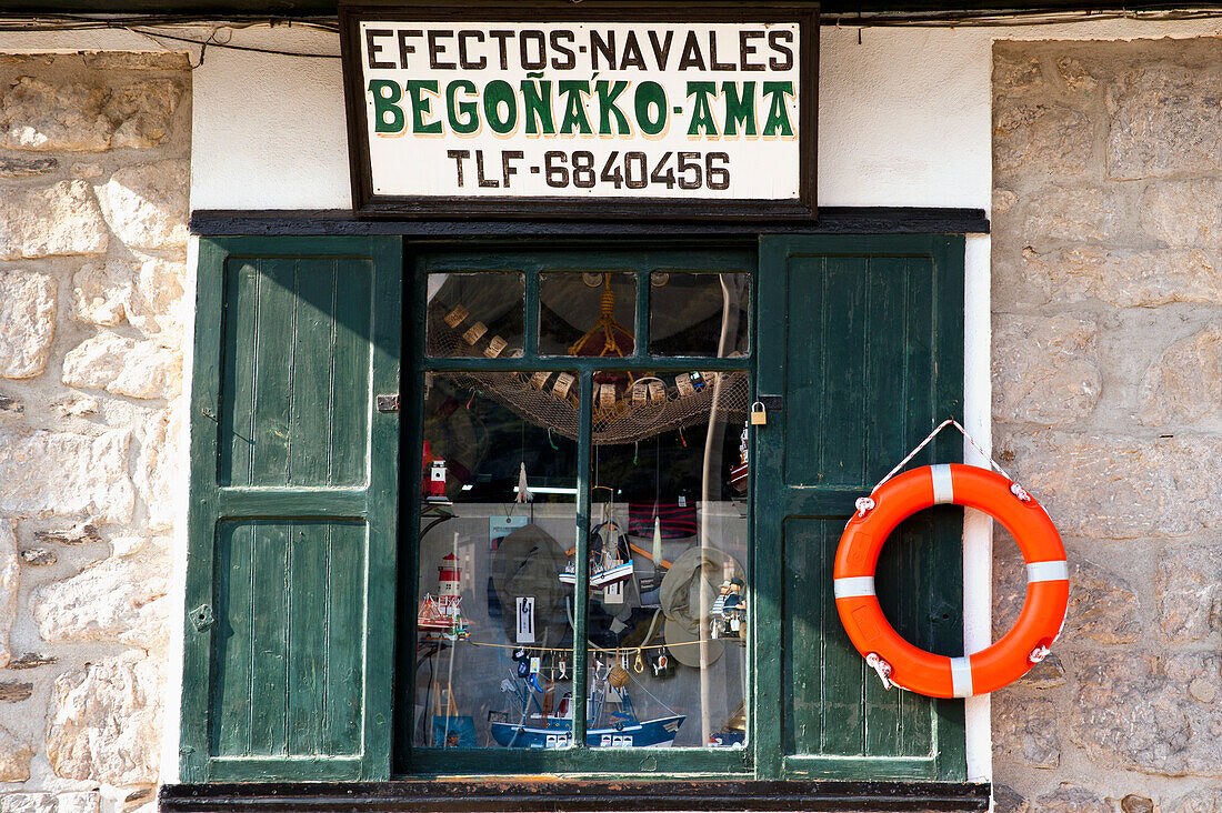 Nautisches Geschäft in Lekeitio, Baskenland, Spanien