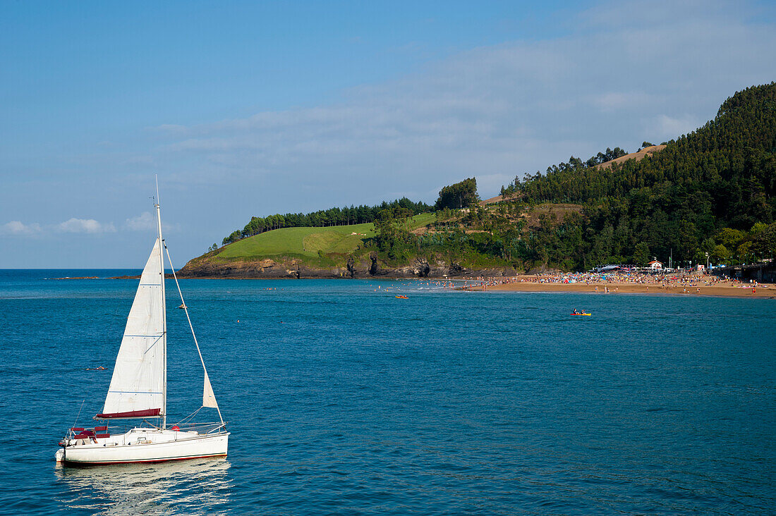 Nautisches Schiff in Lekeitio, Baskenland