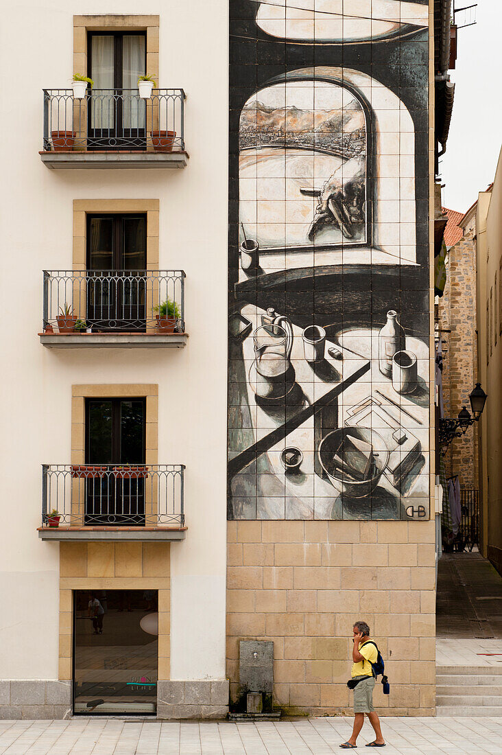 Wandmalerei und Balkone auf dem Zuloaga-Platz, San Sebastian, Baskenland, Spanien