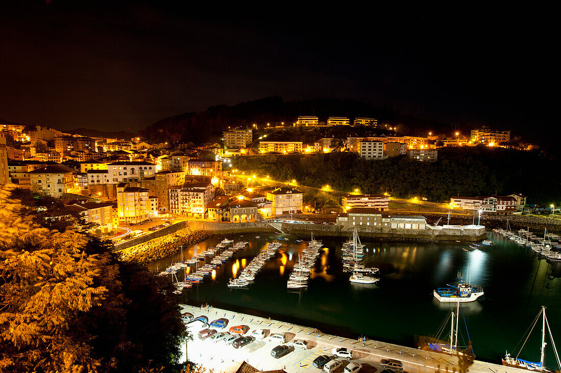 Ansicht des Hafens von Mutriku bei Nacht, Mutriku, Baskenland, Spanien