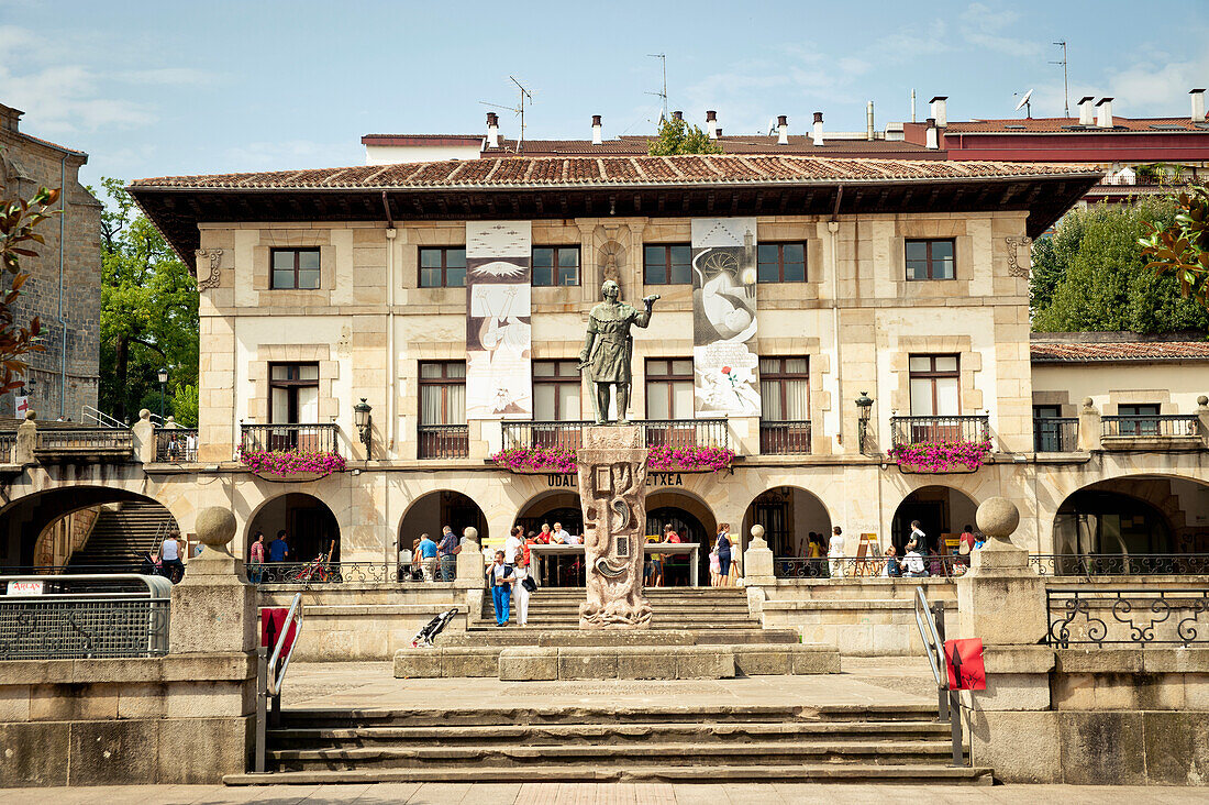 Don Tello Statue und Kulturhaus auf dem Platz der Gerichtsbarkeiten, Gernika-Lumo, Baskenland, Spanien