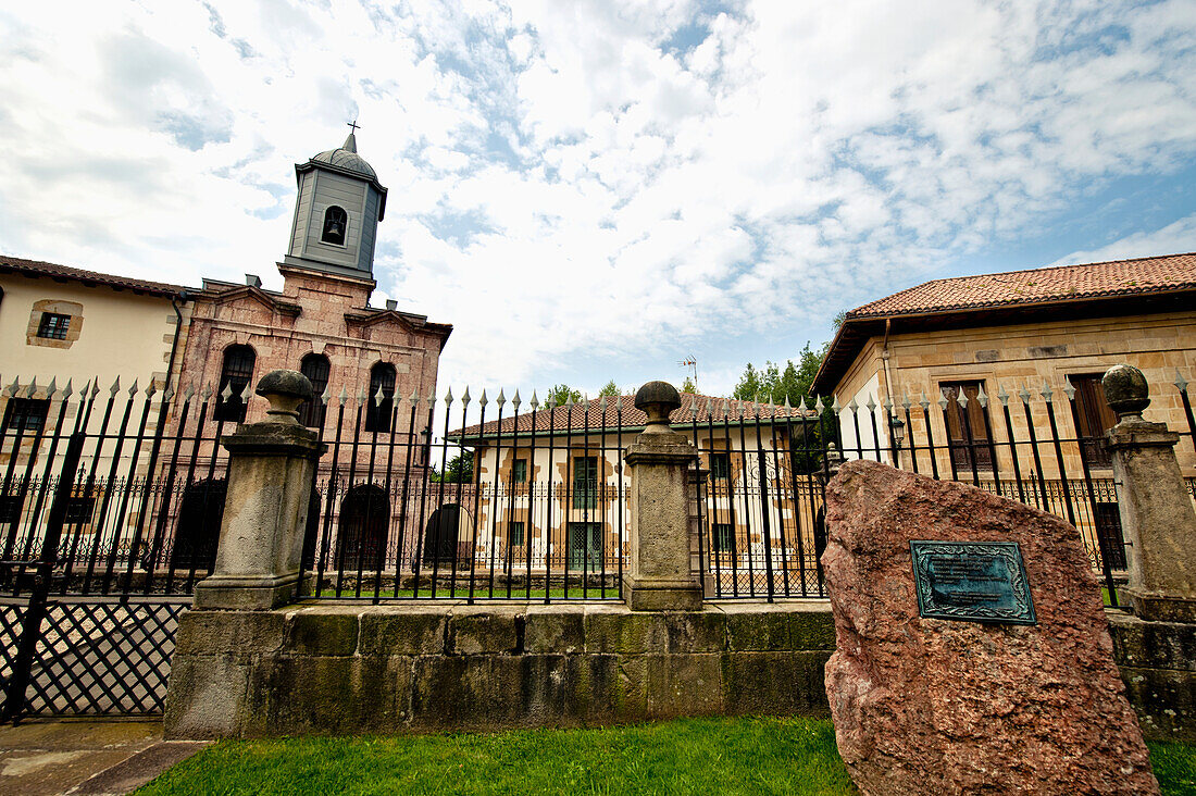 Kirche bei Casa De Juntas, Haus des Historischen Archivs des Baskenlandes, Gernika-Lumo, Baskenland, Spanien
