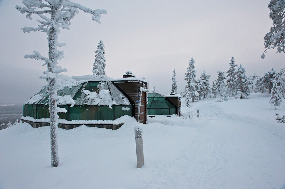 Glasüberdachte Iglu-Unterkunft mit Schnee bedeckt in der Uitsuvaara Region, Levi, Lappland, Finnland