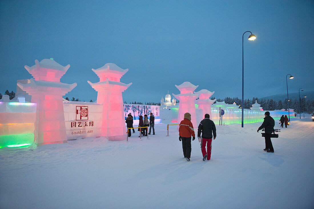 Der Icium Wonder World Of Ice Sculpture Park, eine jährliche Veranstaltung mit chinesischen Eis- und Schneeskulpturen, Levi, Lappland, Finnland