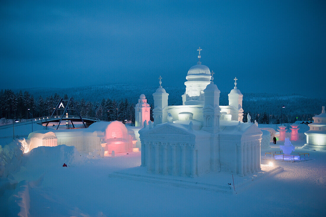 Weiß getünchte Kirche im Eisskulpturenpark der Icium-Wunderwelt, Levi, Lappland, Finnland