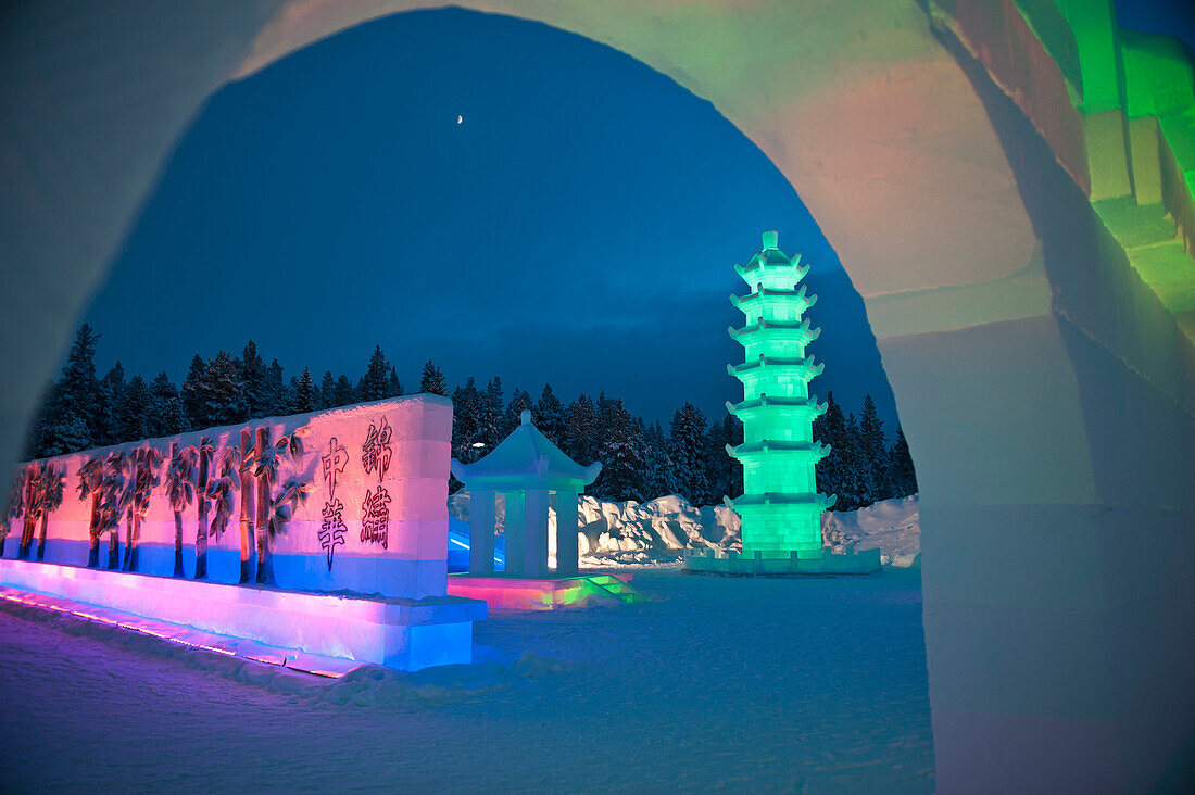 Eingang zum Eisskulpturenpark Icium Wonderworld Of Ice Sculpture Park mit chinesischen Eis- und Schneeskulpturen, Levi, Lappland, Finnland
