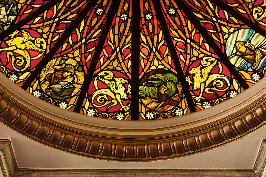 Detail der Glasmalerei am Kuppelfenster über der Haupttreppe im Londoner Kolosseum, West End, London